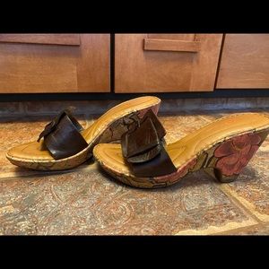 EUC Born dark brown faux buckle slide-4" floral heel